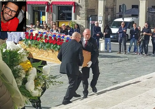 San Benedetto si ferma per l’ultimo saluto a Emidio Croci: sulla bara fiori rossoblu